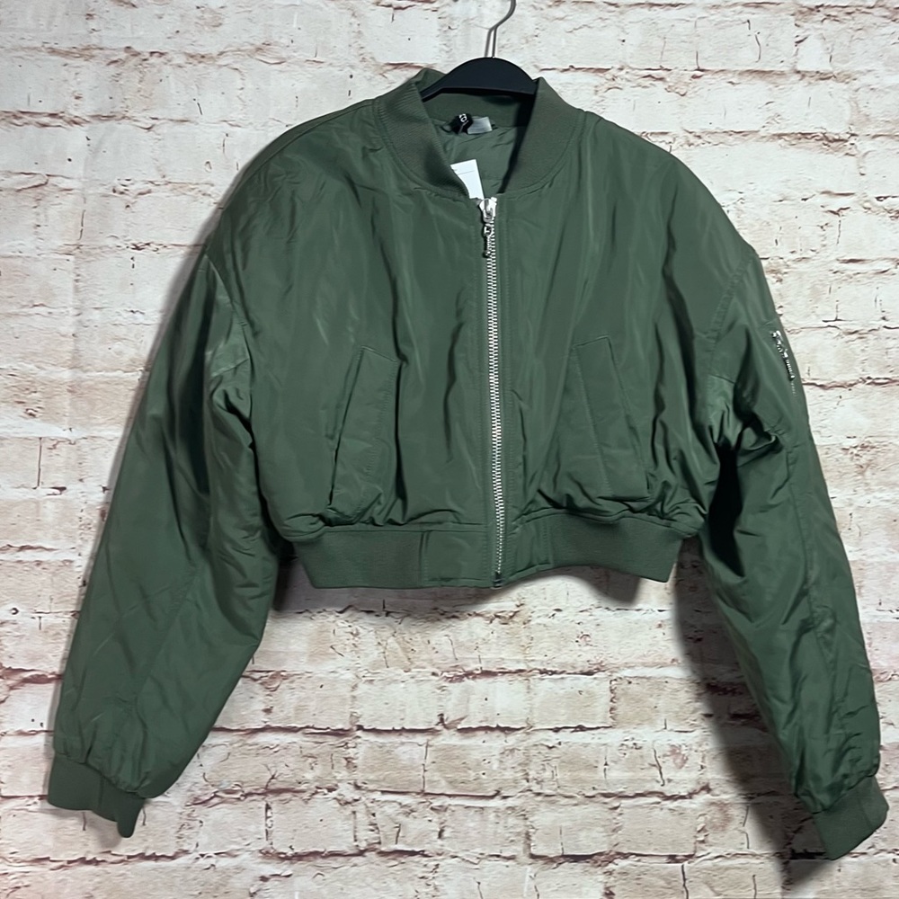 NWT H&M Divided olive green crop puff jacket size small